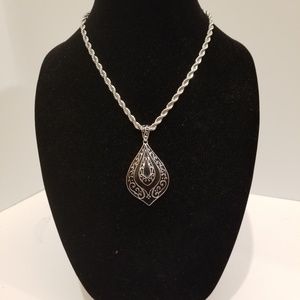 Elegant ladies necklace